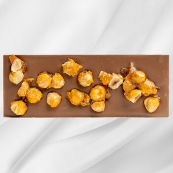 Karamellisert Hasselnøtt sjokoladeplate fra Sjokoladekompaniet – melke- og karamellsjokolade toppet med hele karamelliserte hasselnøtter på hvit bakgrunn