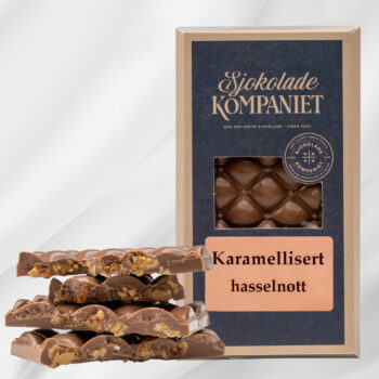 Karamellisert Hasselnøtt sjokoladeplate fra Sjokoladekompaniet – melke- og karamellsjokolade toppet med hele karamelliserte hasselnøtter på hvit bakgrunn