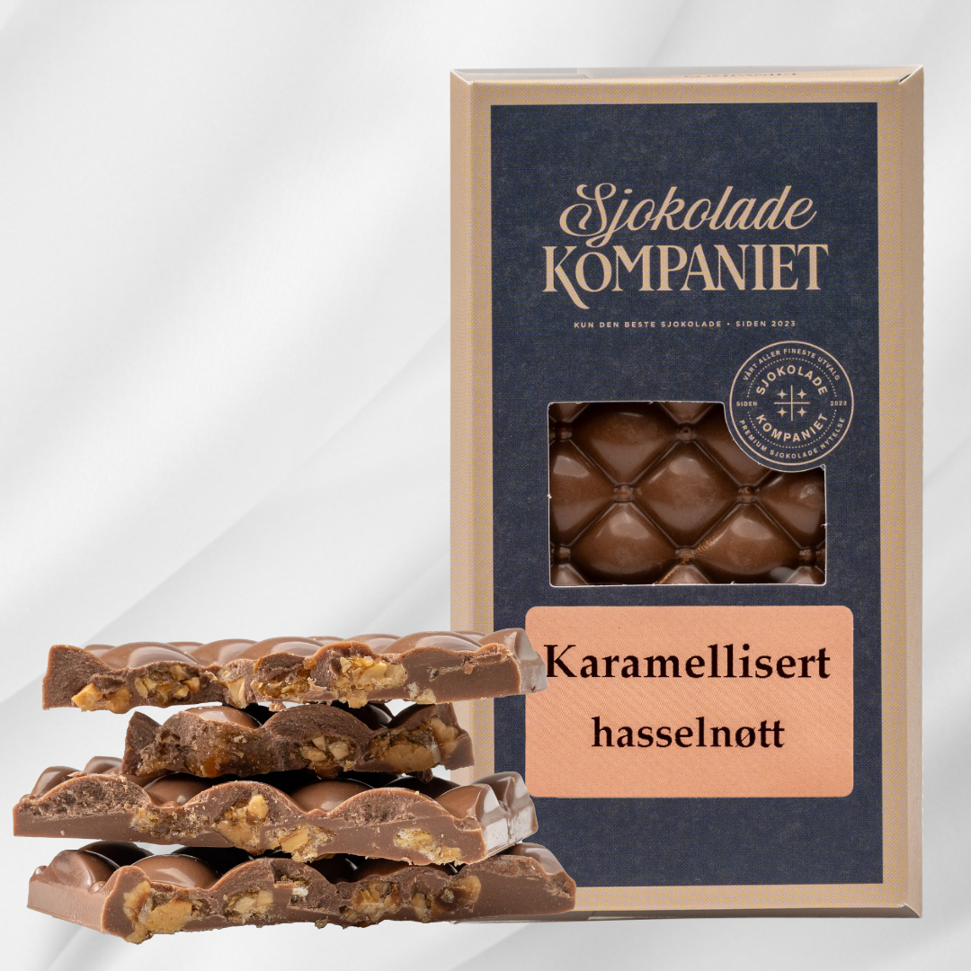 Karamellisert Hasselnøtt sjokoladeplate fra Sjokoladekompaniet – melke- og karamellsjokolade toppet med hele karamelliserte hasselnøtter på hvit bakgrunn