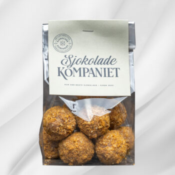Bilde av “Pepperkake” sjokoladekuler – lyse sjokoladekuler fylt med salt karamell og dekket med knust pepperkakestrø, pakket i pose med 10 kuler, perfekte til julens kosestunder.