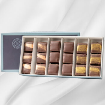 Bilde av Premium Fudge – eske med seks luksuriøse fudgebarer i smakene brunost, sjokolade og lakris, elegant presentert som gave.