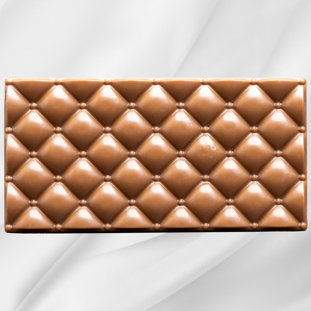 Riskrisp sjokoladeplate fra Sjokoladekompaniet – lys karamell- og melkesjokolade med sprø riskrisp på hvit bakgrunn