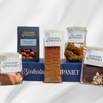 Julepakke gaveeske med utvalgte sjokolade- og marsipanprodukter på hvit bakgrunn