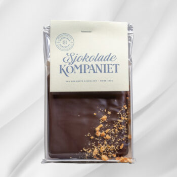 Bilde av marsipanrute – firkantet bit med marsipan trukket i mørk 61 % sjokolade og toppet med hakkede mandler, laget med veganske ingredienser.