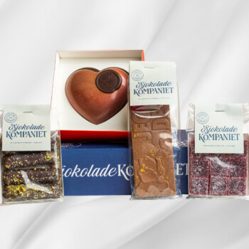 Kjærlighetspakke fra Sjokoladekompaniet med sjokolade, marsipan, gelé og sjokoladehjerte i gaveeske på hvit bakgrunn