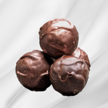 Mint sjokoladekuler i eske på hvit bølgete bakgrunn