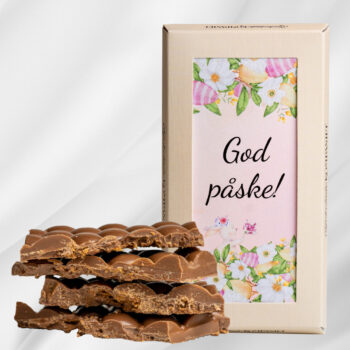 Påskecrunch sjokoladeplate fra Sjokoladekompaniet med melke- og karamellsjokolade og sprøstekt pannekake på hvit bakgrunn
