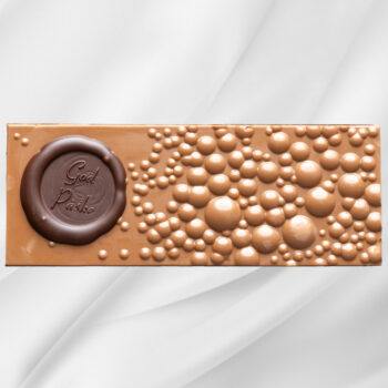 Påskecrunch sjokoladeplate fra Sjokoladekompaniet – melke- og karamellsjokolade med sprøstekt pannekakebiter på hvit bakgrunn