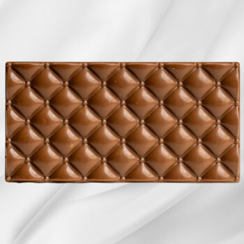 Påskecrunch sjokoladeplate fra Sjokoladekompaniet med melke- og karamellsjokolade og sprøstekt pannekake på hvit bakgrunn