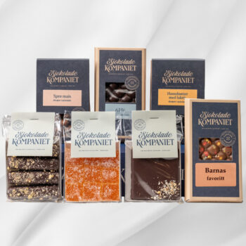 Bilde av Gavepakke Stor – gavepakke med marsipanrute, pasjonsfruktgelé, sjokoladeplate mørk, sjokoladeplate Barnas Favoritt, marsipanstenger, drasjerte hasselnøtter og drasjerte mais, pent innpakket.