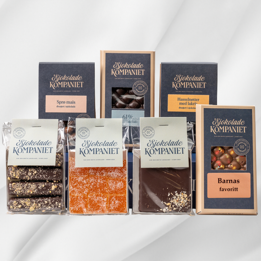 Bilde av Gavepakke Stor – gavepakke med marsipanrute, pasjonsfruktgelé, sjokoladeplate mørk, sjokoladeplate Barnas Favoritt, marsipanstenger, drasjerte hasselnøtter og drasjerte mais, pent innpakket.