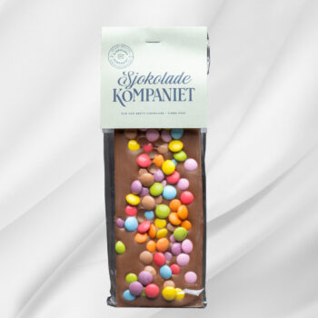 Bilde av Barnas Favoritt – sjokoladeplate med melk- og karamellsjokolade toppet med fargerike sjokoladelinser, morsomt og innbydende presentert.