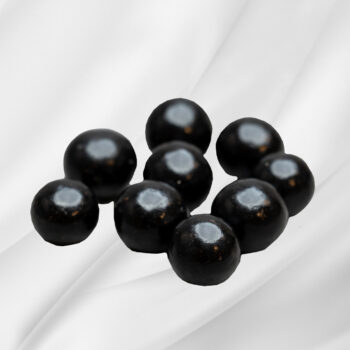 Bilde av Drasjerte Hasselnøtter – pose med bakte hasselnøtter drasjert i sjokolade og salt lakrispulver, elegant presentert som gave.