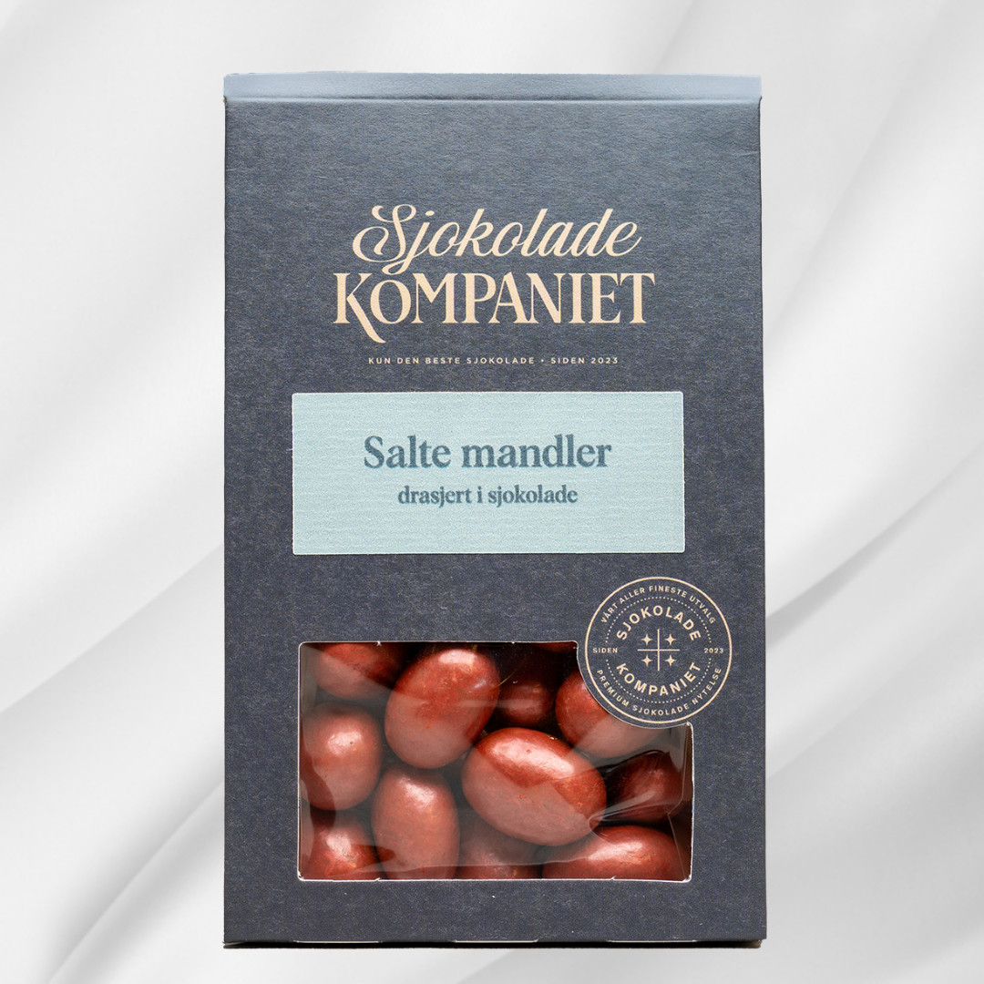 Bilde av Drasjerte Mandler – pose med saltede mandler drasjert i sjokolade og glans, elegant presentert som gave.