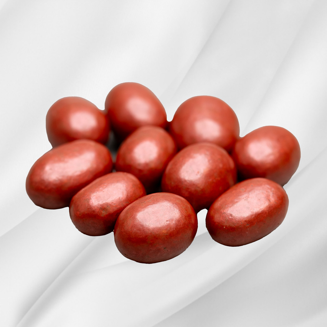 Bilde av Drasjerte Mandler – pose med saltede mandler drasjert i sjokolade og glans, elegant presentert som gave.