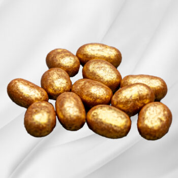 Gullfargede drasjerte mandler fra Sjokoladekompaniet, saltet, bakt og dekket med sjokolade og glans i en dekorativ påskepose.