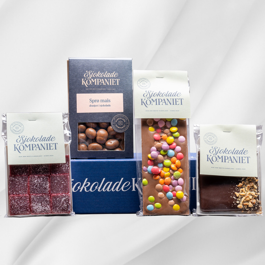 Bilde av Dugnadspakke Liten – gavepakke med marsipanrute, bringebærgelé, sjokoladeplate Barnas Favoritt og drasjerte mais, en smakfull pakke som støtter en god sak.
