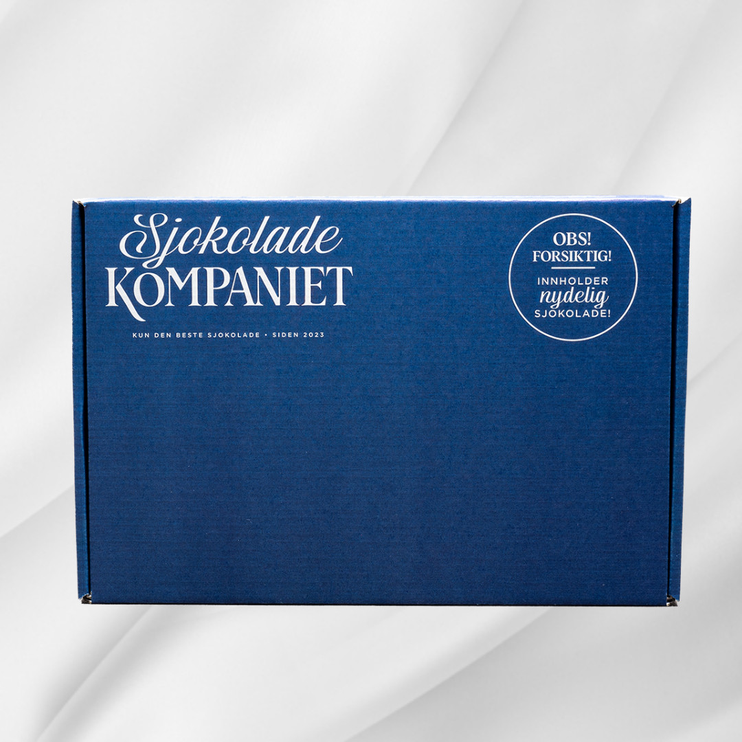 Bilde av Dugnadspakke Liten – gavepakke med marsipanrute, bringebærgelé, sjokoladeplate Barnas Favoritt og drasjerte mais, en smakfull pakke som støtter en god sak.