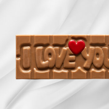 Bilde av I Love You – sjokoladeplate med melk- og karamellsjokolade, preget med kjærlighetsbudskap, elegant presentert som gave.