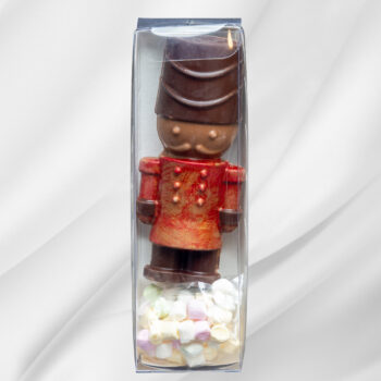 Bilde av Julekakao – sjokolade tinnsoldat med marshmallows, en kreativ og smakfull julegave som gir deilig kakao i varm melk.