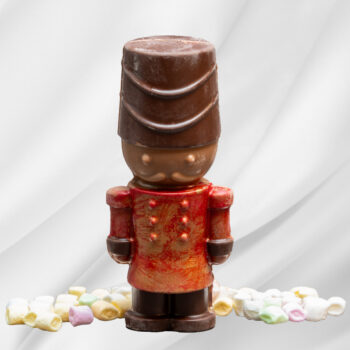 Bilde av Julekakao – sjokolade tinnsoldat med marshmallows, en kreativ og smakfull julegave som gir deilig kakao i varm melk.