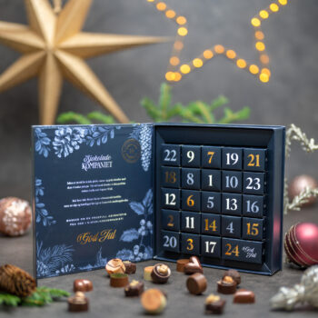 Bilde av Julekalender – elegant eske med 24 luker fylt med håndlaget sjokolade, marsipan, geleer og drasjerte delikatesser i 13 ulike smaker for en smakfull nedtelling til jul.
