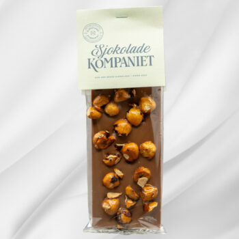 Bilde av Karamellisert Hasselnøtt – sjokoladeplate med melk- og karamellsjokolade, tilsatt hele karamelliserte hasselnøtter, elegant presentert som gave.