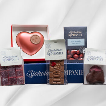 Bilde av Kjærlighetspakke – gavepakke med sjokoladeplate, marsipanhjerte, bringebærgelé, drasjerte mandler og stort sjokoladehjerte, elegant innpakket.