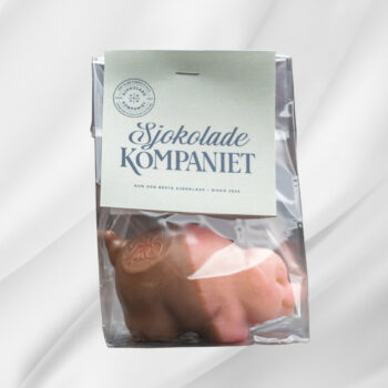 Bilde av Marsipangris Liten – liten marsipangris dyppet i melk- og karamellsjokolade, stemplet med «God Jul», en koselig julegave eller premie til mandelvinneren.