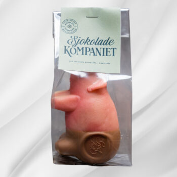 Bilde av Marsipangris Stor – stor marsipangris dyppet i melk- og karamellsjokolade, stemplet med «God Jul», en klassisk julegave og premie til mandelvinneren.