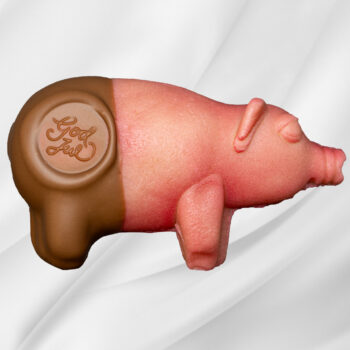 Bilde av Marsipangris Stor – stor marsipangris dyppet i melk- og karamellsjokolade, stemplet med «God Jul», en klassisk julegave og premie til mandelvinneren.