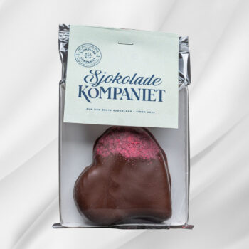 Bilde av Marsipanhjerte – vegansk marsipanhjerte fylt med jordbærpuré, trukket i mørk sjokolade og toppet med jordbærpulver.