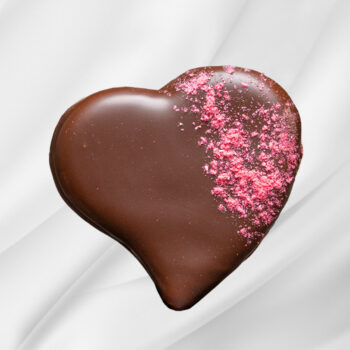 Bilde av Marsipanhjerte – vegansk marsipanhjerte fylt med jordbærpuré, trukket i mørk sjokolade og toppet med jordbærpulver.