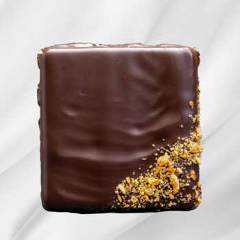 Bilde av Marsipanrute – vegansk marsipanrute trukket i mørk sjokolade og toppet med hakkede mandler.