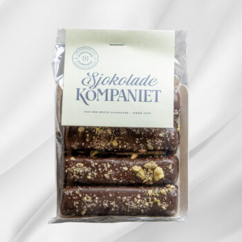 Bilde av Marsipanstenger – brett med fire veganske marsipanstenger trukket i mørk sjokolade og toppet med hakkede pistasjnøtter.