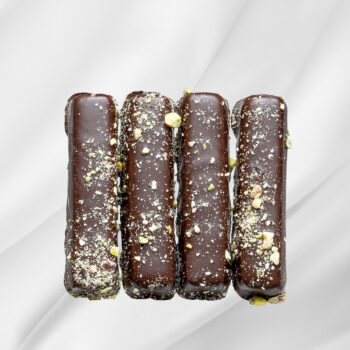 Bilde av Marsipanstenger – brett med fire veganske marsipanstenger trukket i mørk sjokolade og toppet med hakkede pistasjnøtter.