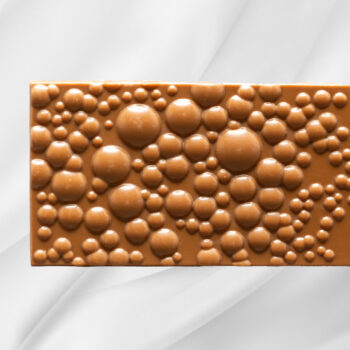 Bilde av Melkesjokolade – sjokoladeplate med fyldig melkesjokolade og karamellsjokolade, elegant presentert som gave.