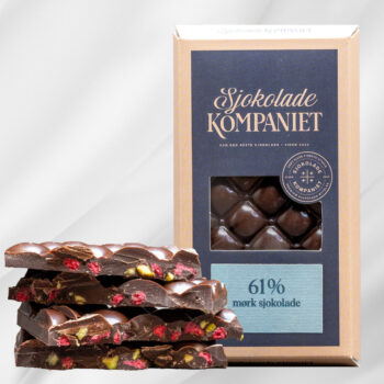 Bilde av Mørk Bringebær- og Pistasj – vegansk mørk sjokoladeplate med pistasjnøtter og bringebær, elegant presentert som gave.