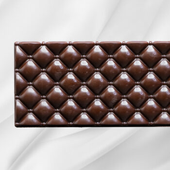 Bilde av Mørk Bringebær- og Pistasj – vegansk mørk sjokoladeplate med pistasjnøtter og bringebær, elegant presentert som gave.