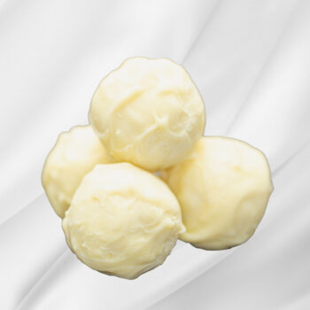 Bilde av Pasjonsfrukt – pose med ti hvite sjokoladekuler fylt med tropisk pasjonsfrukt, elegant presentert som gave.