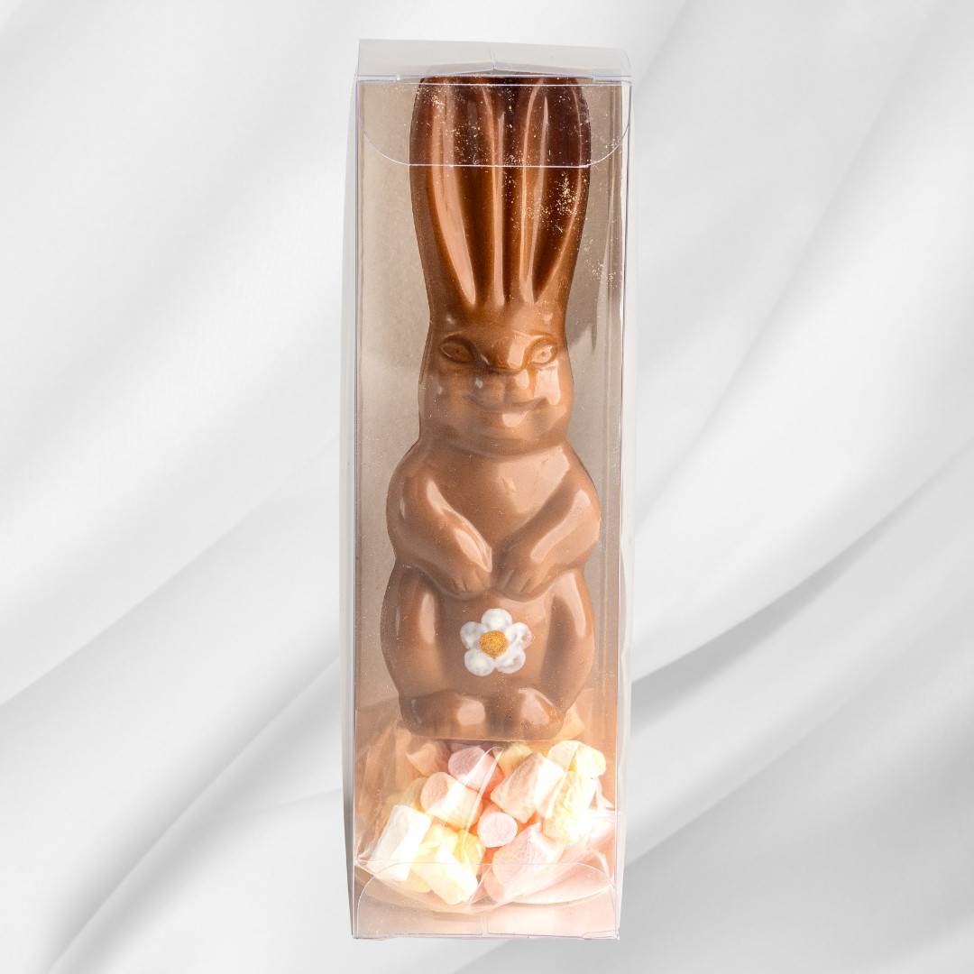 Påskehare av lys sjokolade fylt med mørk sjokolade, drikkesjokoladepulver og mini-marshmallows, klar til å smeltes i varm melk for en søt påskekakao.