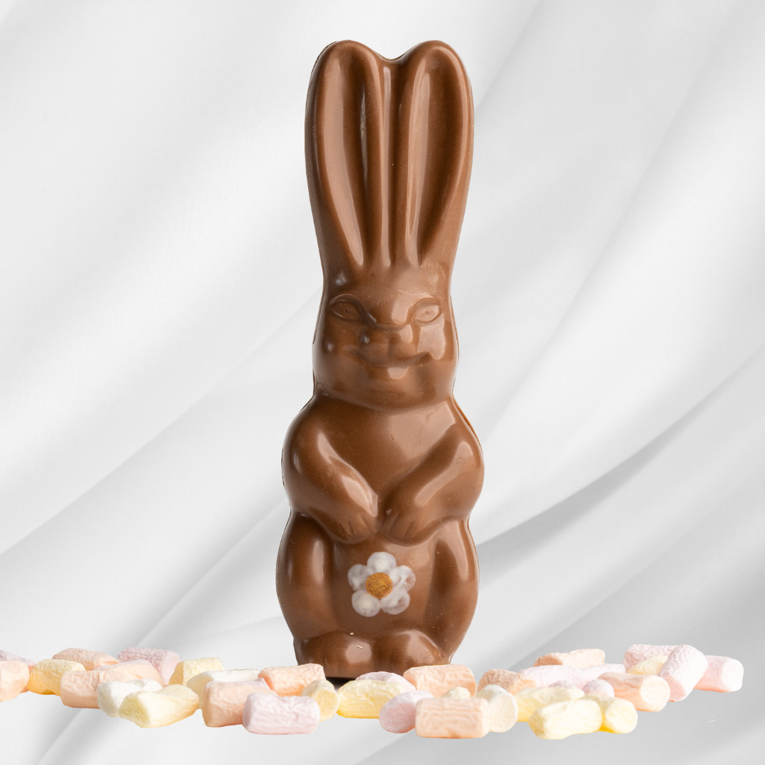 Påskehare av lys sjokolade fylt med mørk sjokolade, drikkesjokoladepulver og mini-marshmallows, klar til å smeltes i varm melk for en søt påskekakao.