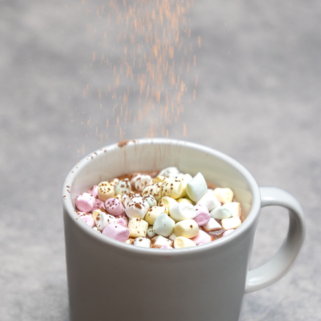 Påskehare av lys sjokolade fylt med mørk sjokolade, drikkesjokoladepulver og mini-marshmallows, klar til å smeltes i varm melk for en søt påskekakao.
