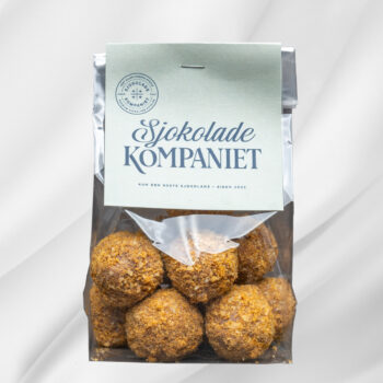 Bilde av Pepperkake sjokoladekuler – pose med ti lyse sjokoladekuler med salt karamellfyll, rullet i knust pepperkakestrø, en krydret og søt julefavoritt.