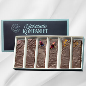 Bilde av Premium Fudge – eske med seks luksuriøse fudgebarer i smakene brunost, sjokolade og lakris, elegant presentert som gave.