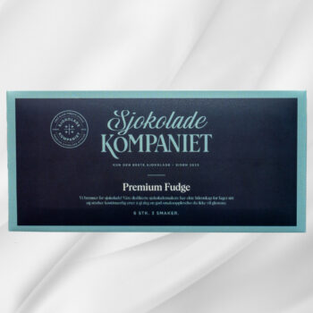 Bilde av Premium Fudge – eske med seks luksuriøse fudgebarer i smakene brunost, sjokolade og lakris, elegant presentert som gave.