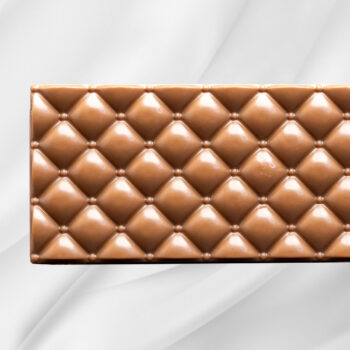 Bilde av Salt Lakris – lys sjokoladeplate med smak av lakris og grovknust lakris-sukkertøy, elegant presentert som gave.