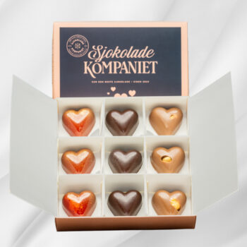 Bilde av Sjokoladehjerter – eske med ni håndlagde sjokoladehjerter i smakene salt karamell, bringebær og hasselnøtt, elegant presentert i gaveeske.