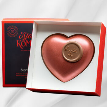 Bilde av Stort Sjokoladehjerte – stort sjokoladehjerte fylt med drasjert mais og preget med teksten «Jeg elsker deg», elegant presentert som gave.