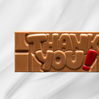 Bilde av Thank You – sjokoladeplate med melk- og karamellsjokolade, preget med takke-budskap, elegant presentert som gave.
